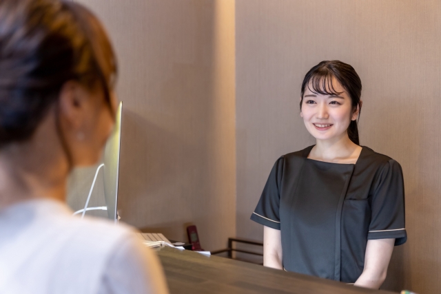 ☆入社祝い金有☆クリニックでの受付事務／未経験歓迎◎／バス停目の前アクセス良◎